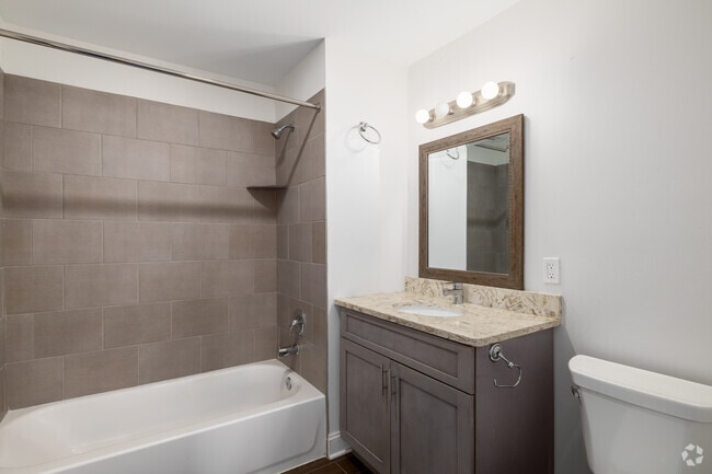 2 habitaciones, 1 baño - 980 pies cuadrados - Baño - Washington Ave Apartments