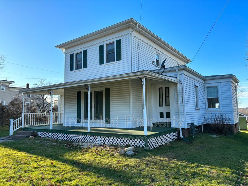 Primary Photo - 548 Main St