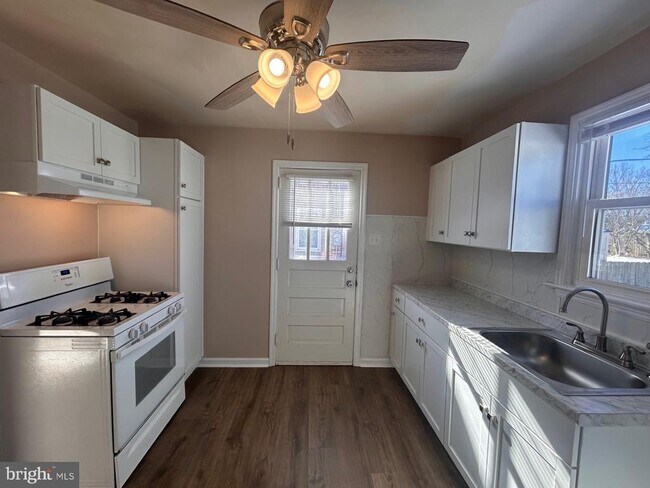 Building Photo - 340 Edgewood Rd