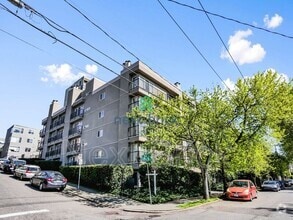 Building Photo - 511 E Roy St