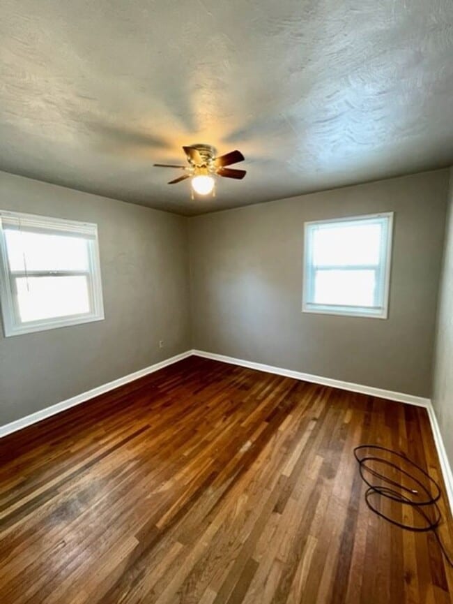 Building Photo - Charming home in Downtown Redmond with huge fenced yard and lots of storage!