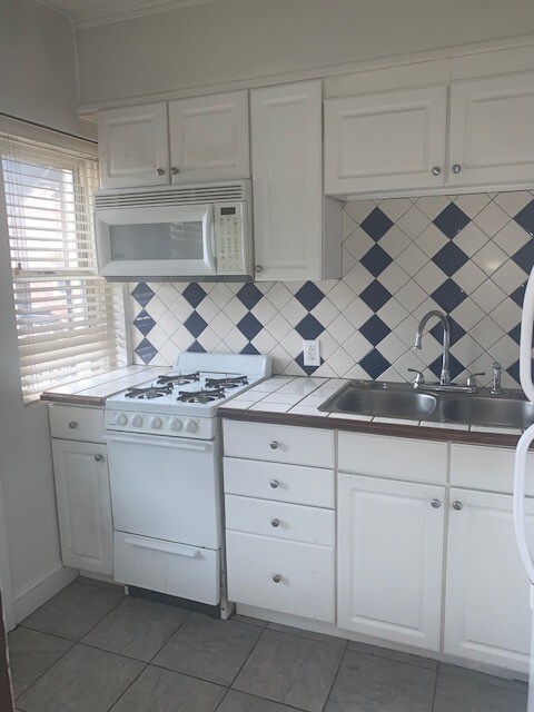 Kitchen - 1566 Lee St E