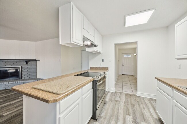 Foto del edificio - 4218 Crestwood Dr