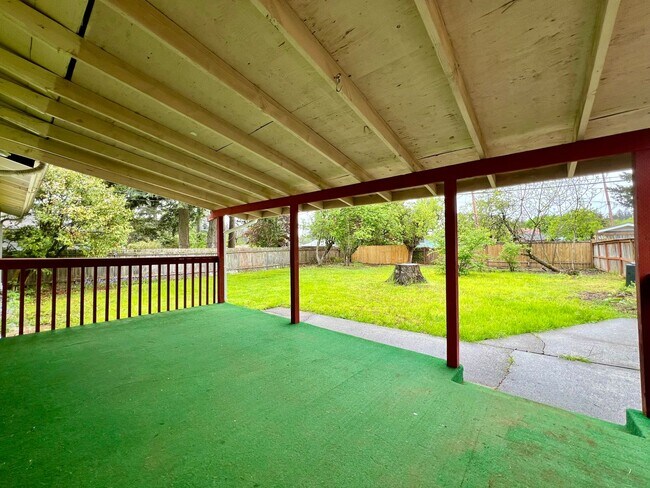 Building Photo - GREAT LAYOUT! LARGE PORTLAND HOME W/BONUS ...
