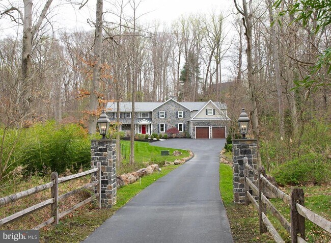 Building Photo - 1685 Valley Rd