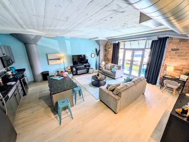 Building Photo - 401 W Shoreline Dr