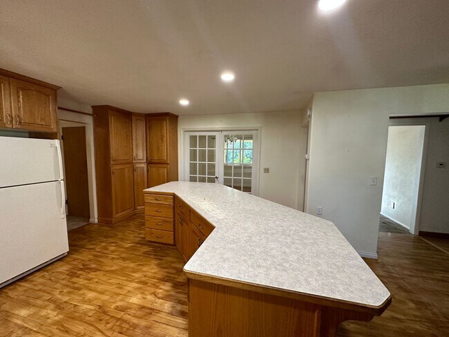 Building Photo - 4 bed 2.5 bath home in Rexburg with GAS AN...