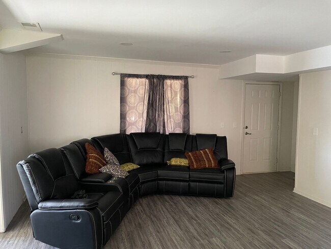 Foto del edificio - 5197 Woodmont Dr