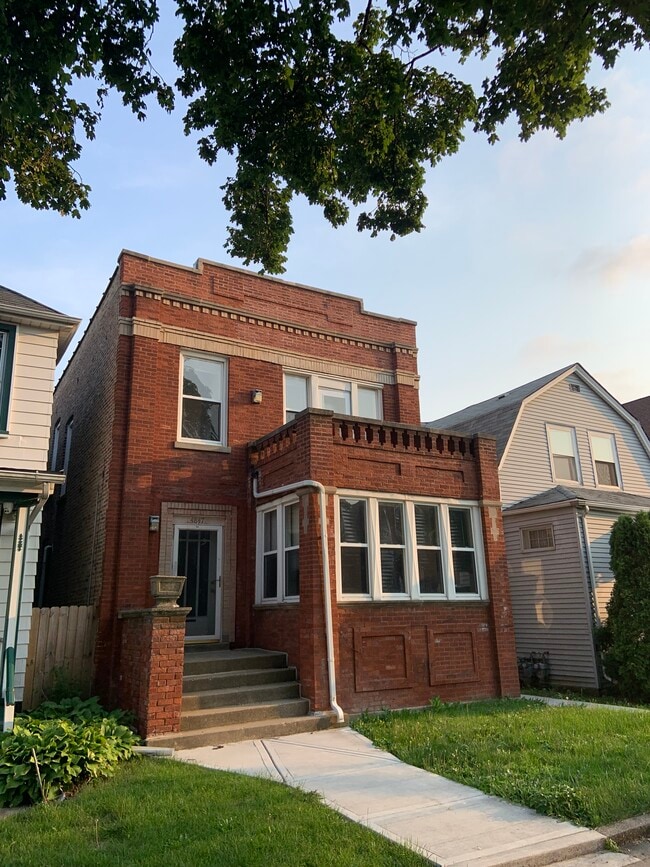 Building Photo - 4847 W Hutchinson St