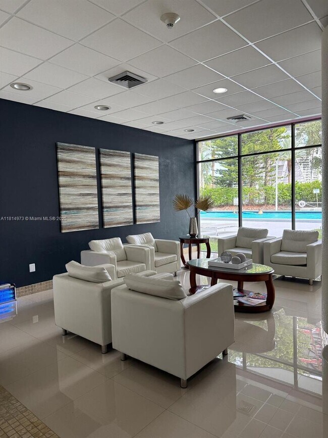 Foto del edificio - 20100 W Country Club Dr