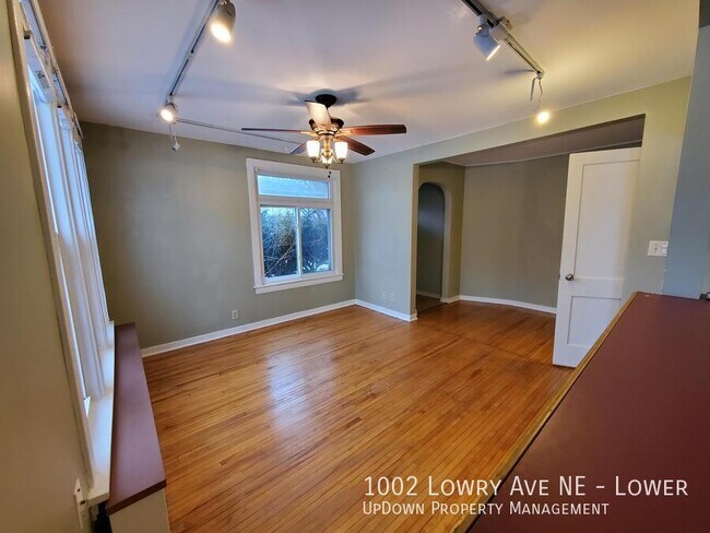 Foto del edificio - 1002 NE Lowry Ave