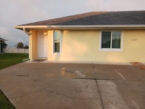 Building Photo - 3837 Hialeah Rd
