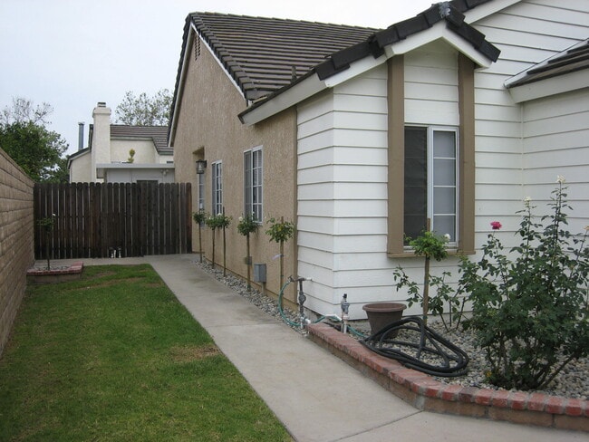 Building Photo - 2616 Cimmaron Ave