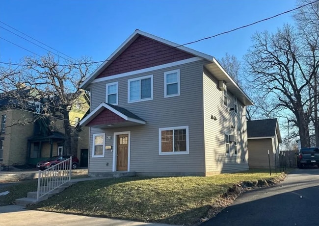 Building Photo - 516 6th St S