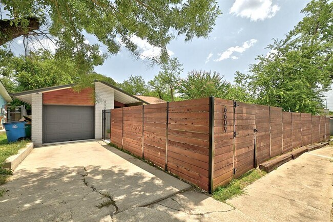 Foto del edificio - 6609 Branchwood Dr