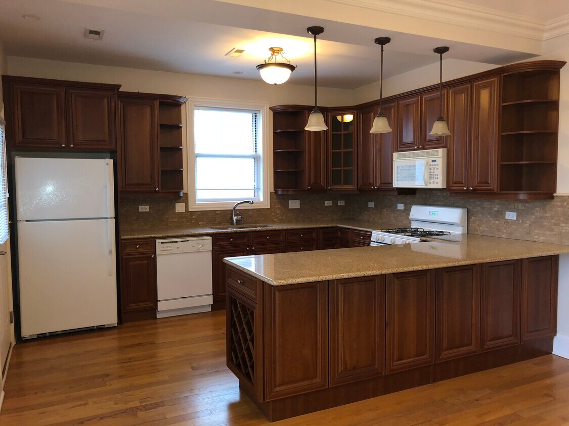 Primary Photo - 663 W Buckingham Pl