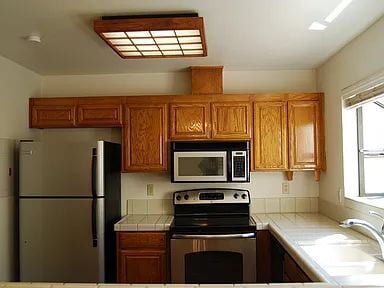 Foto del edificio - Welcome home to this bright, spacious, top-floor unit in a highly desirable community