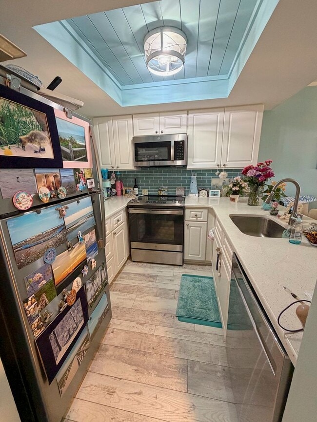 Foto del edificio - Beautifully Renovated, Fully Furnished Beach Condo just a short walk from the ocean.