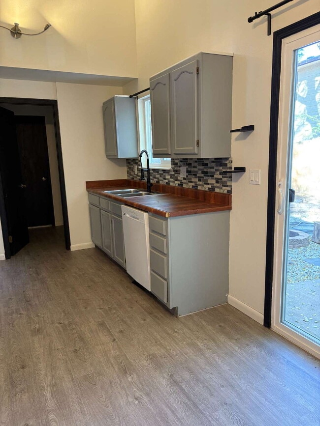 Foto del edificio - 2 bedroom duplex - Bennett