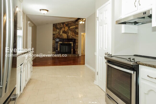 Foto del edificio - Limited Time Special Offer / 4 Bed, 3 Bath Home with Fenced Yard / Pet-Friendly / Vouchers Accept...