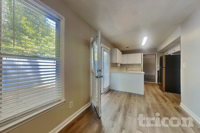 Foto del edificio - 39 Pine Grove Cir
