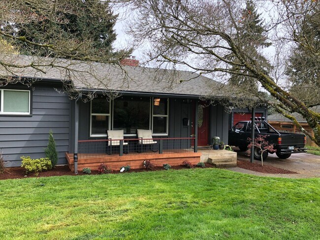 Foto del edificio - DON'T WAIT! Beautiful renovated 3 bedroom in great neighborhood! HUGE backyard and very pet frien...