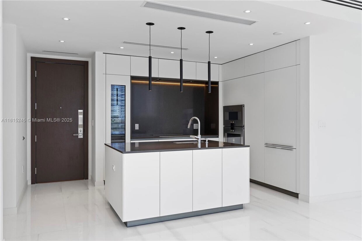 Primary Photo - 300 Biscayne Blvd Way