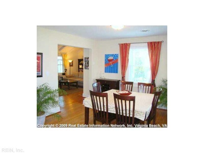 Building Photo - LARCHMONT