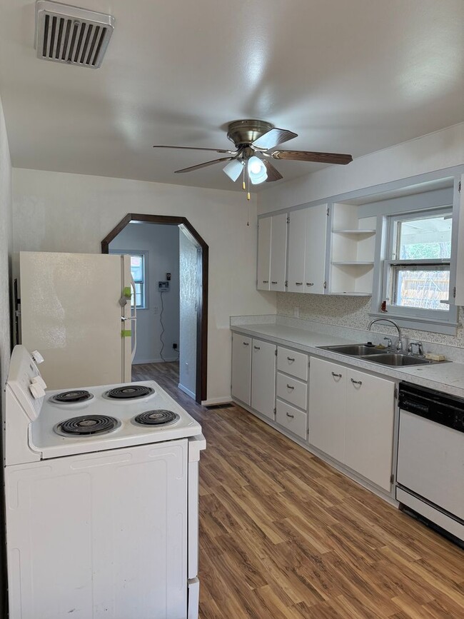 Building Photo - 2 bed 1 bath on Montezuma