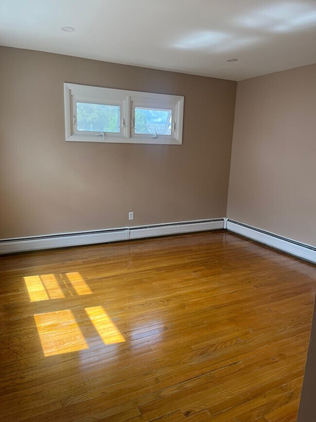 Living Room (pic #1) - 33 Rose St