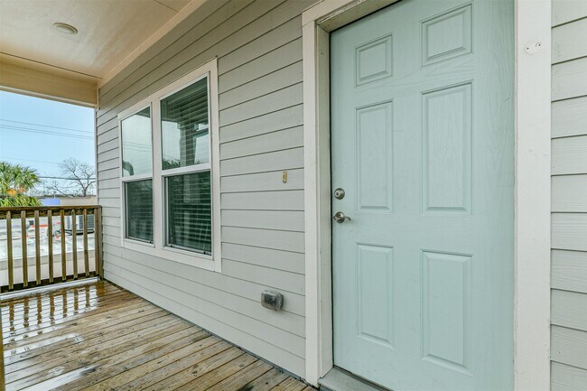 Foto del edificio - 4505 Bernardo De Galvez Ave