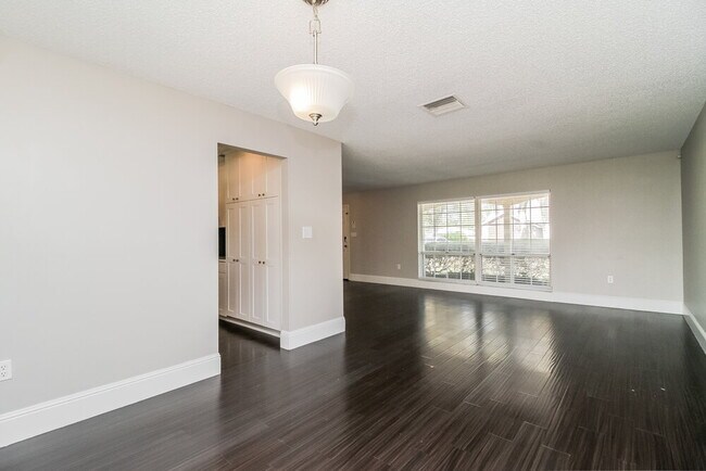 Foto del edificio - 5306 Royal Oak Dr