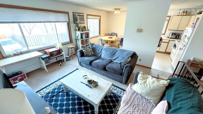 Foto del edificio - 3 Bed 1 Bath Apartment - Available Septemb...