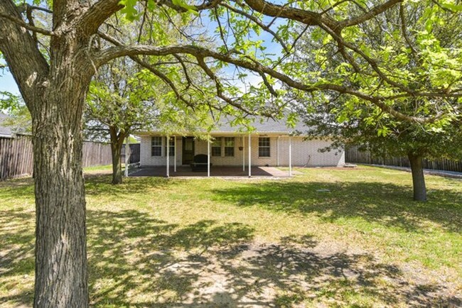 Building Photo - Red Oak ISD, 4-2-2 Move In Ready!