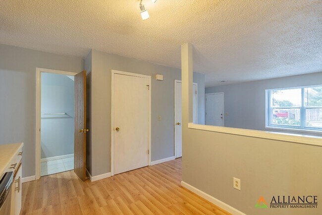 Foto del edificio - Recently Updated!