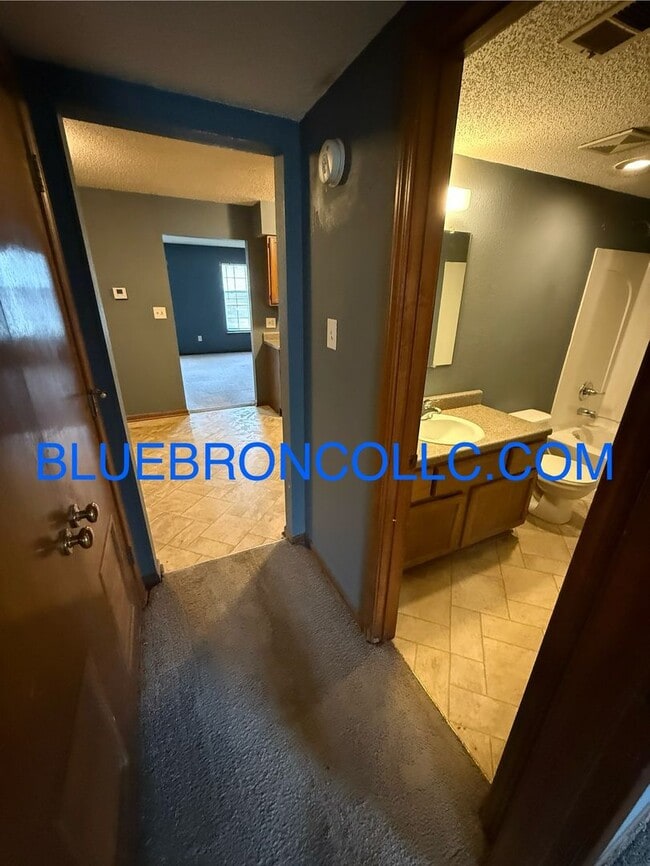 Building Photo - Spacious 1-Bedroom Apartment in Blue Sprin...