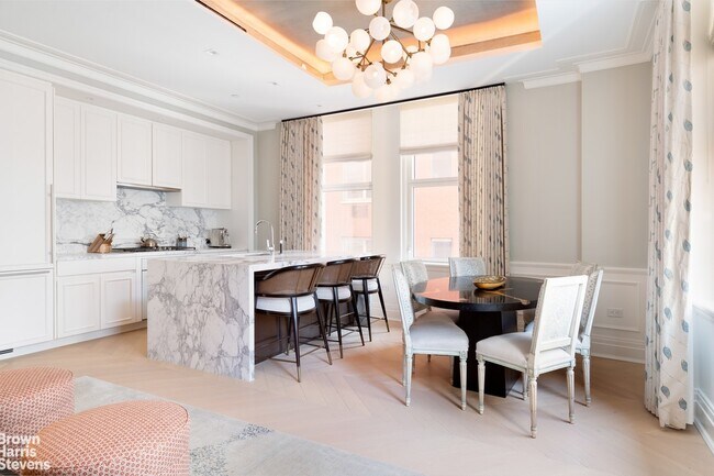 Foto del edificio - STUNNING FURNISHED TWO BEDROOM