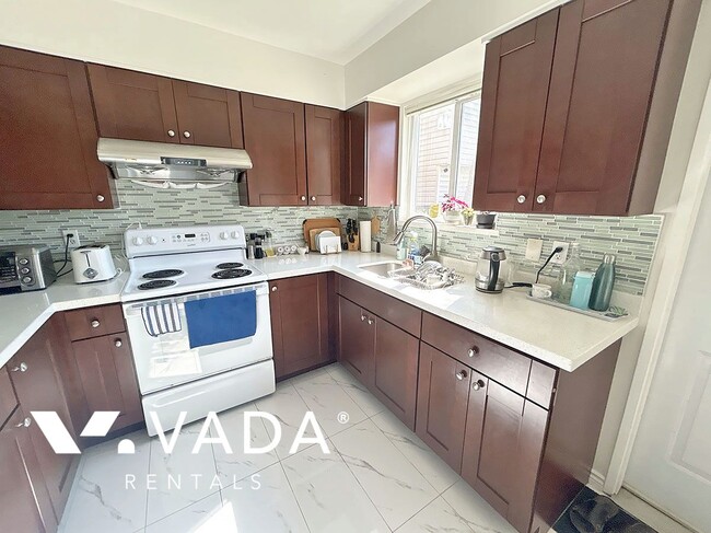Building Photo - 3 Bedroom Lower Level Rental Home 8413B Os...