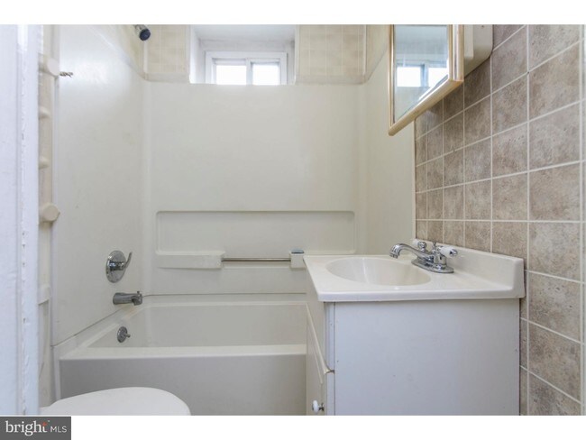 Building Photo - 354 River Dr