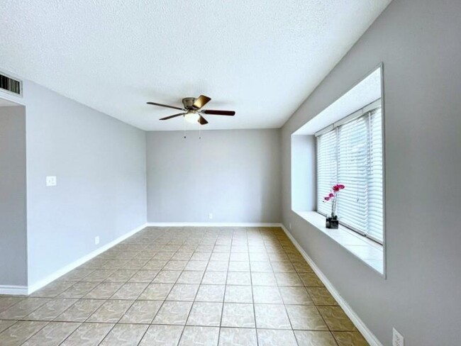 Foto del edificio - 11002 Hammerly Blvd