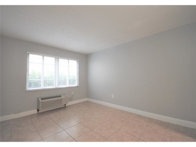 Foto del edificio - 7451 Harding Ave