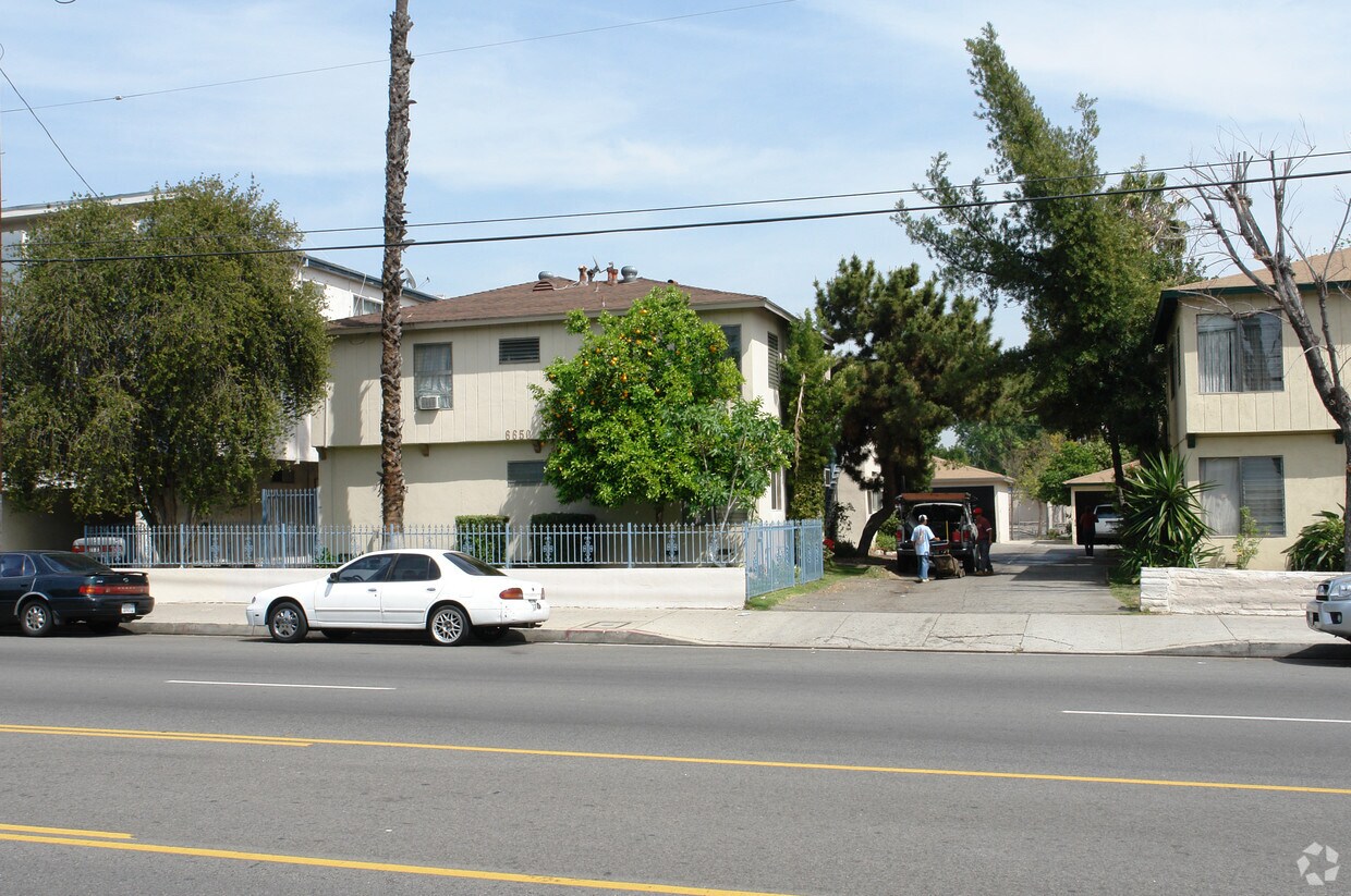 Primary Photo - 6650 Woodman Ave