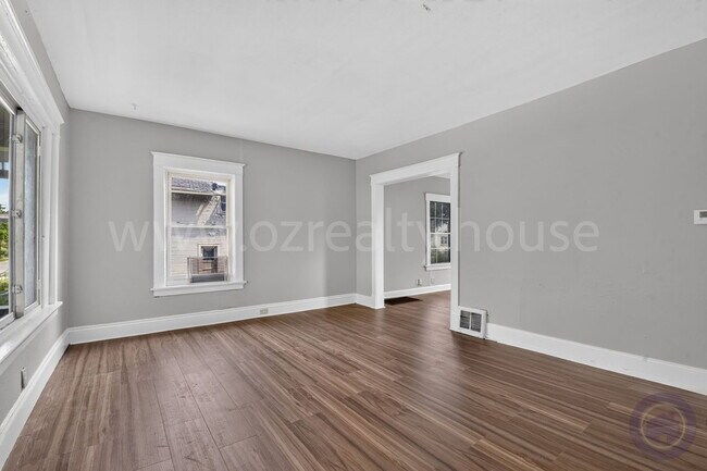 Building Photo - 1023 Shadowlawn Dr