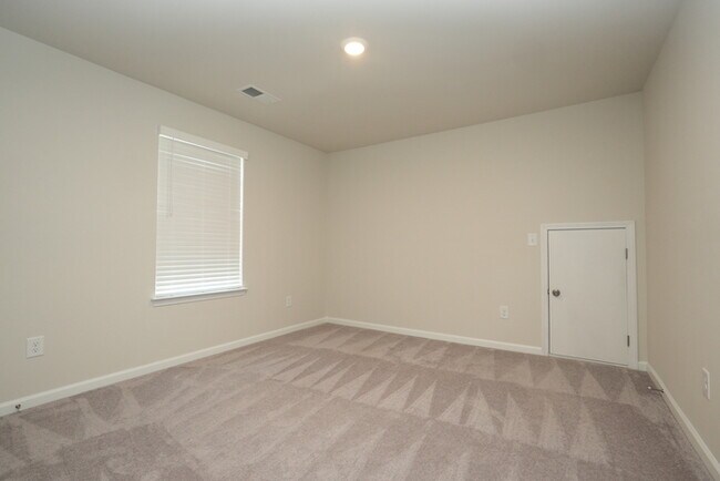 Foto del edificio - Spacious 4-Bedroom Home with Modern Comforts