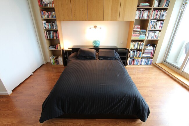 bedroom - 604 S Washington Sq