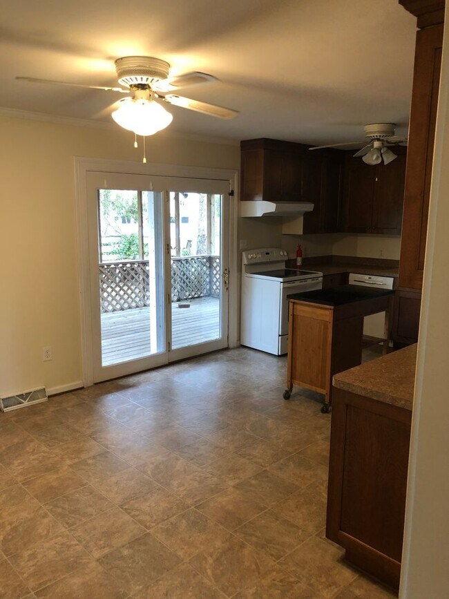 Building Photo - 413 N Crestwood Dr