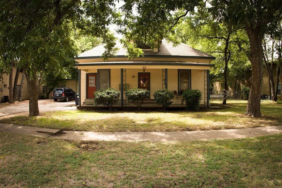 Foto principal - Studio, 1 bath House - 1113 N Locust St Apt C