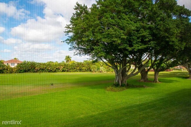 Building Photo - 9411 N Hollybrook Lake Dr