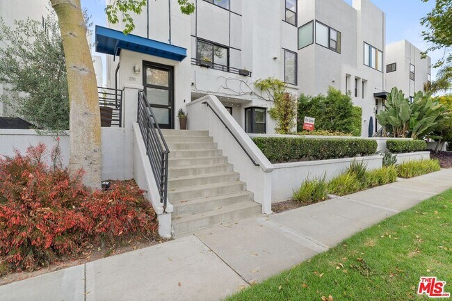 Foto del edificio - 12911 Bluff Creek Dr