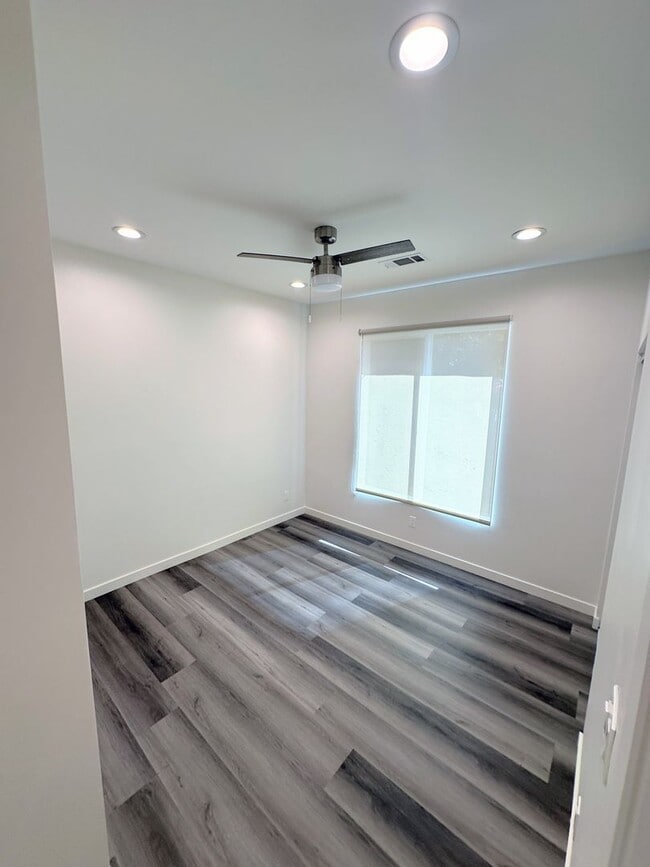 Building Photo - Spacious 3bd/2ba detached REAR home/unit i...
